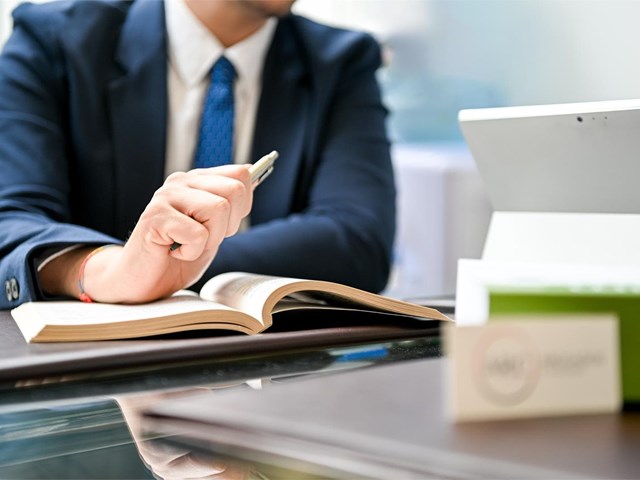 ¿Cómo modificar las medidas de un divorcio si se ha producido una mejora económica en uno de los padres?