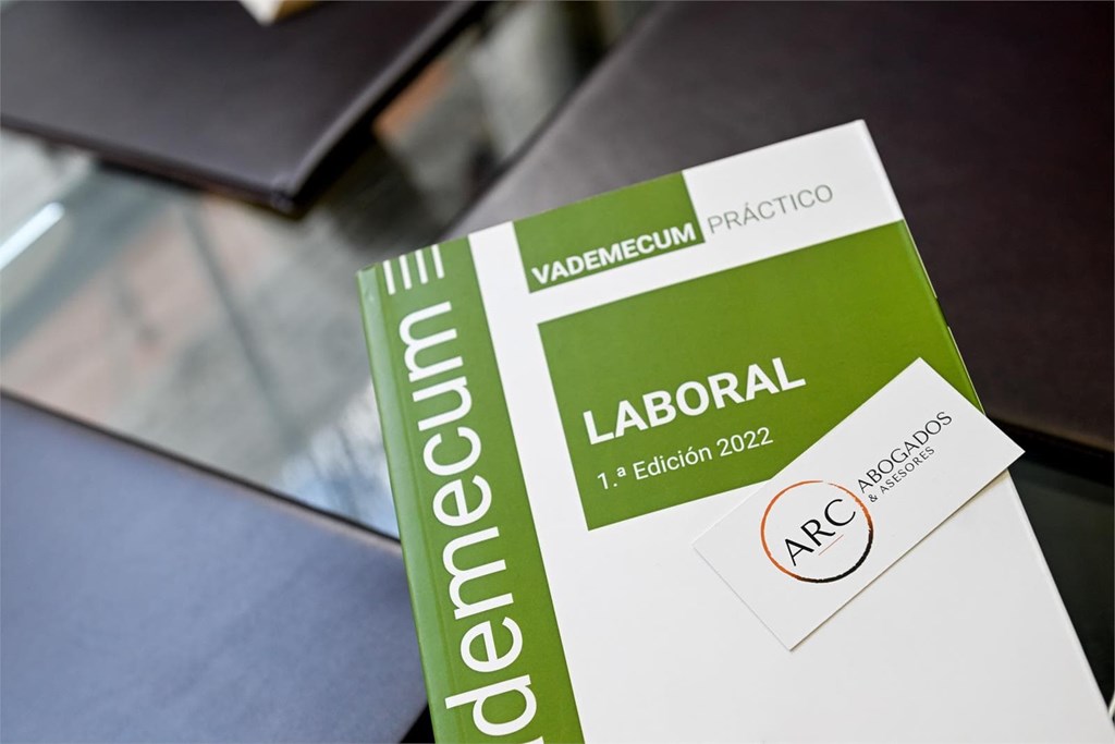 ¿Cuáles son los pasos legales a seguir para reclamar una incapacidad laboral permanente total?