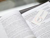 ¿Puedo crear una empresa estando en paro y seguir cobrando la prestación?