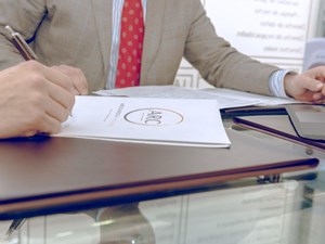 ¿Qué derechos tienes si un tratamiento médico no te fue informado correctamente y sufres consecuencias?